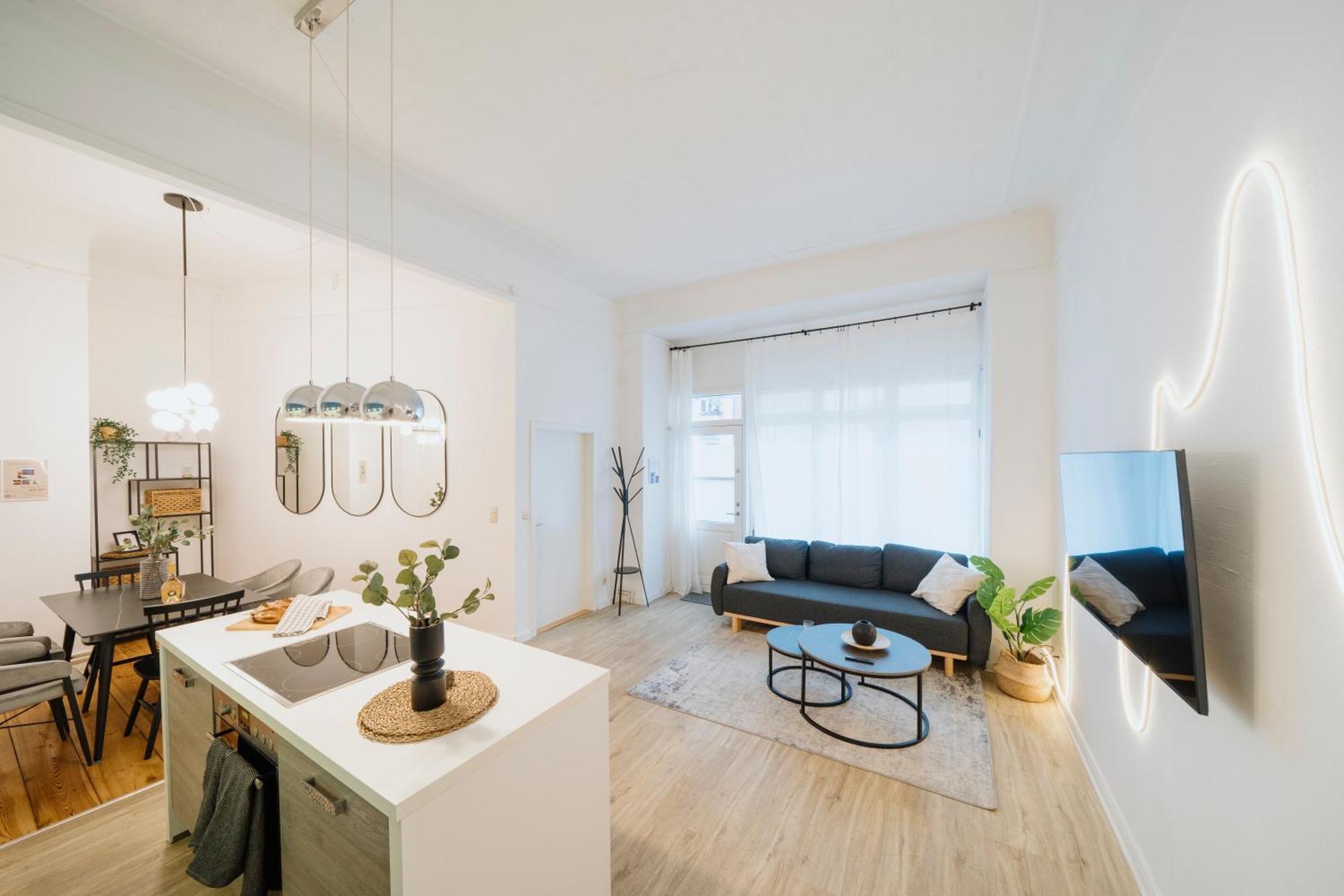 Homely - Luxurious, Spacious, Near Victory Column, River