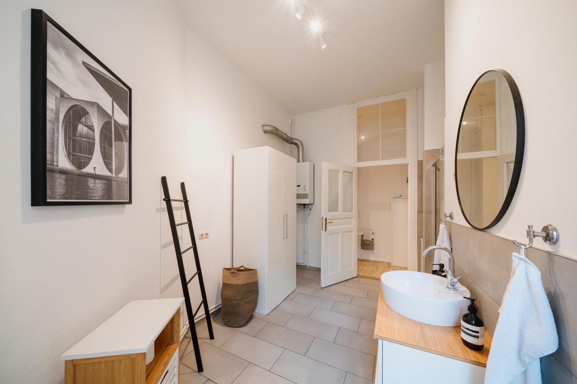 Homely - Luxurious, Spacious, Near Victory Column, River *