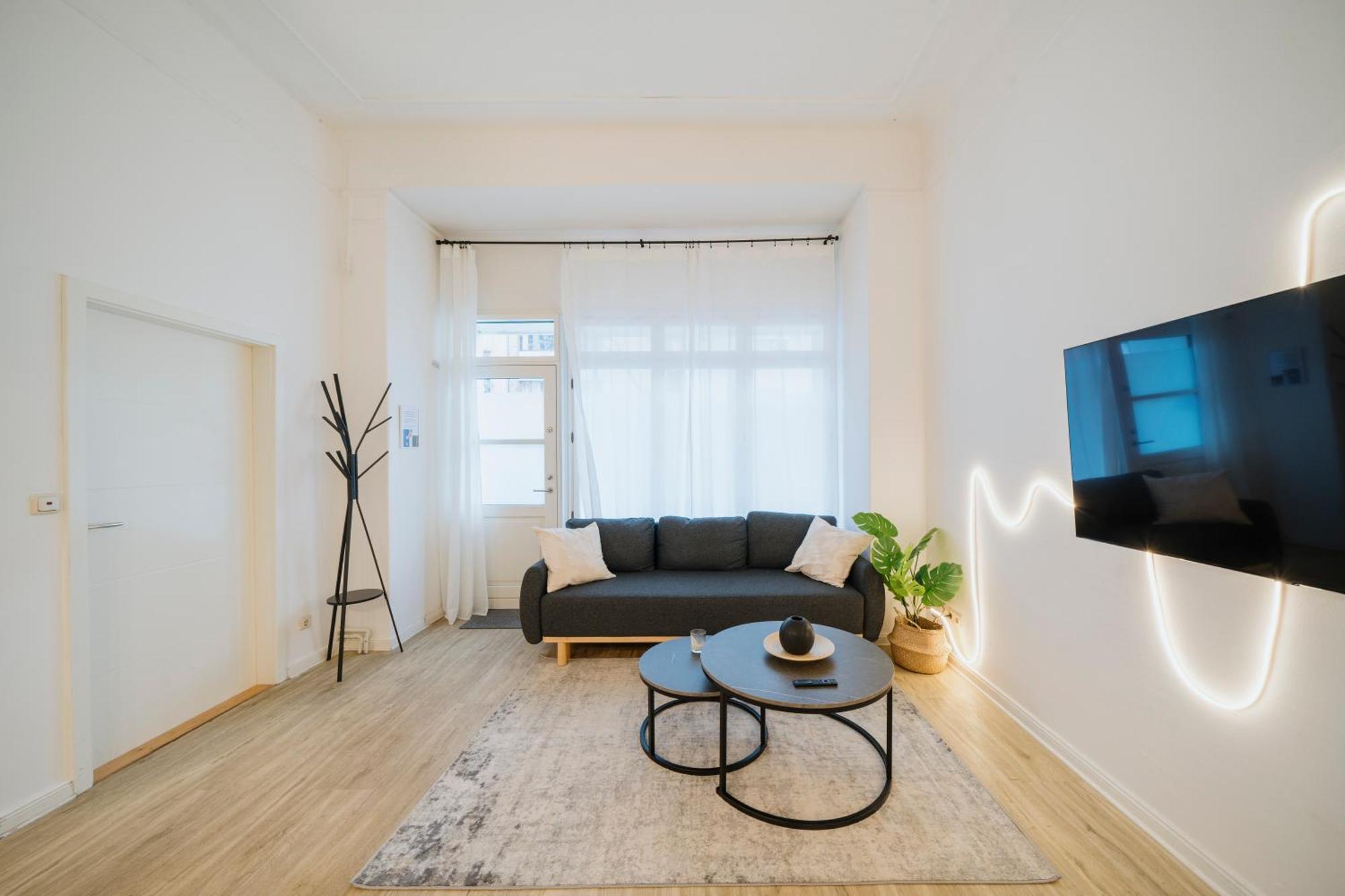 Homely - Luxurious, Spacious, Near Victory Column, River